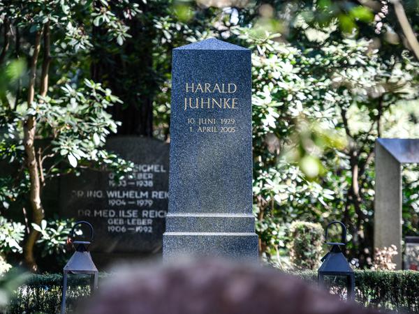 Auf dem Waldfriedhof in Dahlem liegt Berlins Entertainer Harald Juhnke.