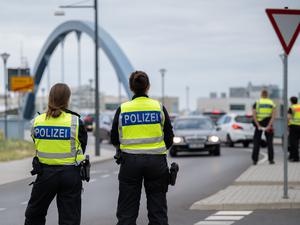 Polizisten stehen an der deutsch-polnischen Grenze. An deutschen Grenzen wurden im ersten Halbjahr 2023 mehr unerlaubte Einreisen von der Bundespolizei registriert als im Jahr zuvor. (zu dpa «Flüchtlingsroute über Belarus: Zahlen steigen wieder») +++ dpa-Bildfunk +++