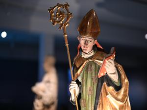 Der Heilige Pirmin kam 724 auf die Insel Reichenau und gründete das Kloster, hier eine Skulptur, die ihn darstellt.