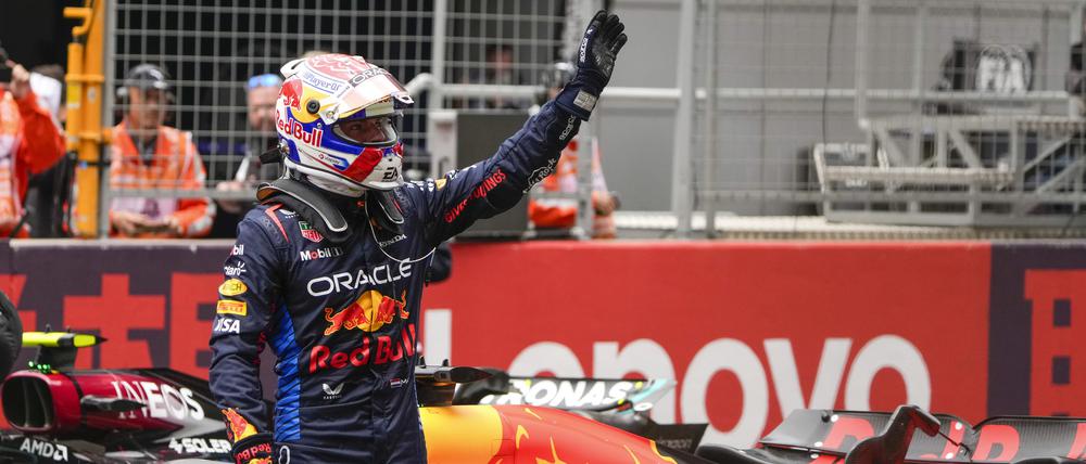 Red-Bull-Pilot Max Verstappen aus den Niederlanden winkt nach seinem Sieg im Sprintrennen.