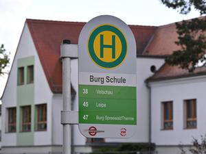 ARCHIV - 03.05.2023, Brandenburg, Burg: Die Bus-Haltestelle «Burg Schule» steht vor einer Grund- und Oberschule im Spreewaldort Burg. 