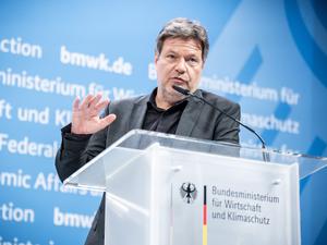 Robert Habeck (Bündnis 90/Die Grünen), Bundesminister für Wirtschaft und Klimaschutz, nimmt an einer Pressekonferenz zum Thema Fortschritt bei der Energiewende teil. 