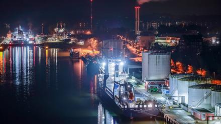 Industrieanlagen am Nord-Ostsee-Kanal bei Kiel
