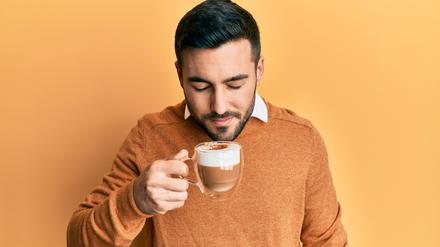 Menschen assoziieren den Geruch von Kaffee mit der Farbe braun-rot, zeigt eine  Studie. Umgekehrt funktioniert dieser crossmodale Trick auch.