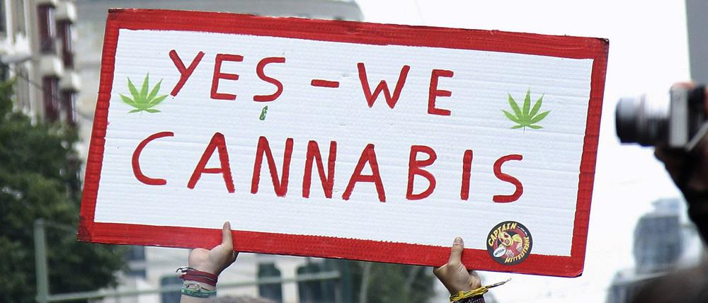 Ein Banner auf der Hanfparade 2017 in Berlin mit der Aufschrit: Yes - We Cannabis.