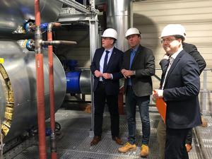 Infrastrukturminister Rainer Genilke (CDU, l.) besichtigt ein Projekt zum klimafreundlichen Heizen in Brandenburg/Havel.