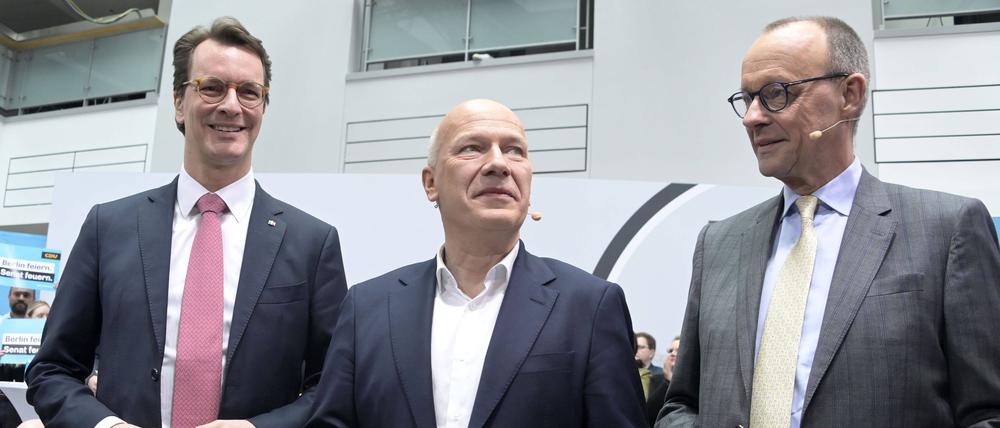 Kai Wegner steht zwischen Hendrik Wüst und Friedrich Merz im Konrad-Adenauer-Haus.