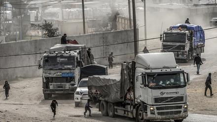 Lastwagen mit Hilfsgütern fahren über den Grenzübergang Kerem Schalom in den Gazastreifen ein.