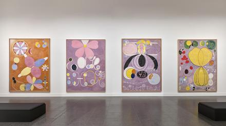 Blick in die Ausstellung „Hilma af Klint und Wasssily Kandinsky, Träume von der Zukunft“ mit vier Gemälden von Hilma af Klint.