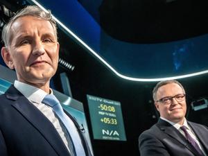 Björn Höcke (AfD, l.) und Mario Voigt (CDU), Spitzenkandidaten für die Landtagswahl in Thüringen, stehen beim TV-Duell bei Welt TV.