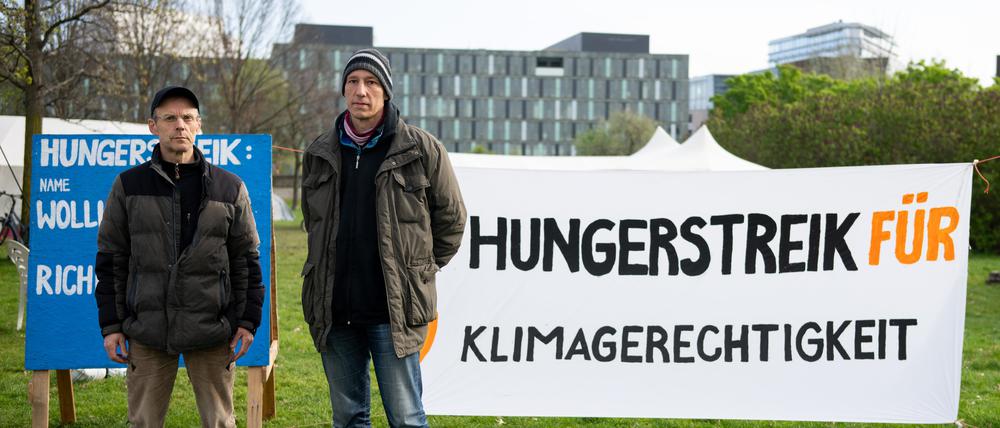 Richard Cluse (l) und Wolfgang Metzeler befinden sich beide in einem Hungerstreik. 
