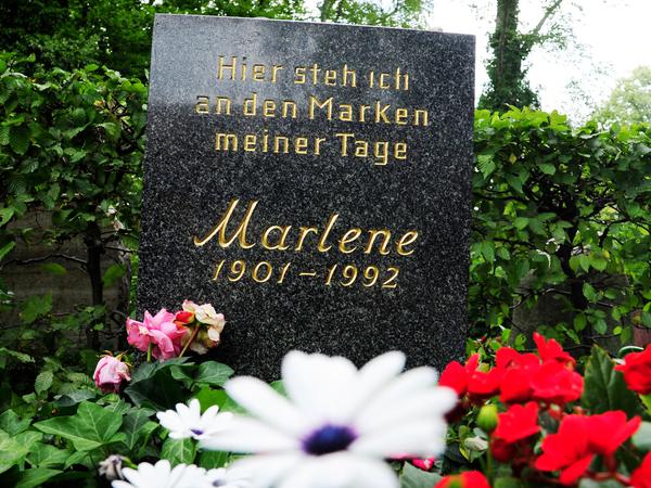 Auf dem Friedenauer Künstlerfriedhof sind Marlene Dietrich ...