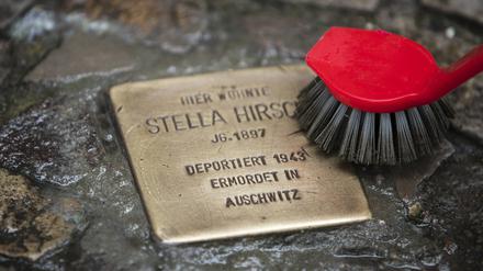 Reinigung von Stolpersteinen zum 73. Jahrestag der Befreiung vom KZ Auschwitz in Berlin-Kreuzberg und Neukölln am 27. Januar 2018. 