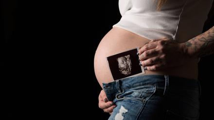 Eine schwangere Frau in Bamberg, aufgenommen am 27. März 2020. (Symbolbild)