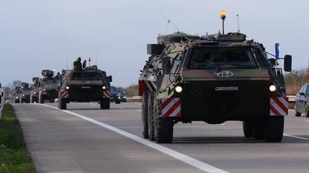 Militärfahrzeuge der Bundeswehr auf der Autobahn.