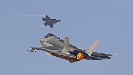 Zwei israelische Kampfjets bei einer Übung.