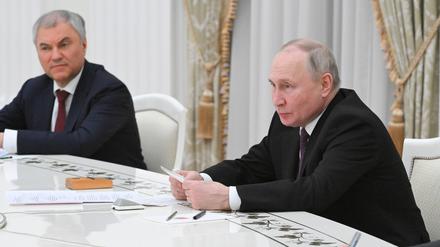 Der Sprecher der russischen Staatsduma Wjatscheslaw Wolodin und Wladimir Putin im Moskauer Kreml.