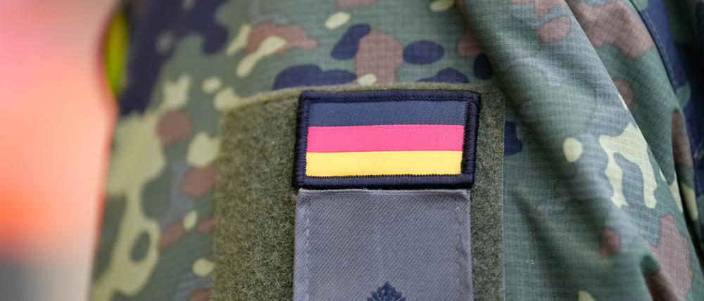 Dienst fürs Vaterland? Der Vorschlag, dass künftig eventuell auch Nicht-Deutsche in der Bundeswehr dienen könnten, wird kontrovers diskutiert.