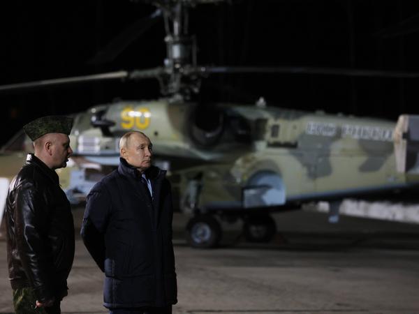 Der russische Präsident Wladimir Putin besuchte am 27. März 2024 das 344. staatliche Zentrum für den Einsatz und die Umschulung von Flugpersonal in Torschok, Gebiet Twer, Russland. 