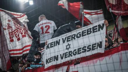 Immer wieder machen sich Fußball-Fans gegen Antisemitismus stark. 