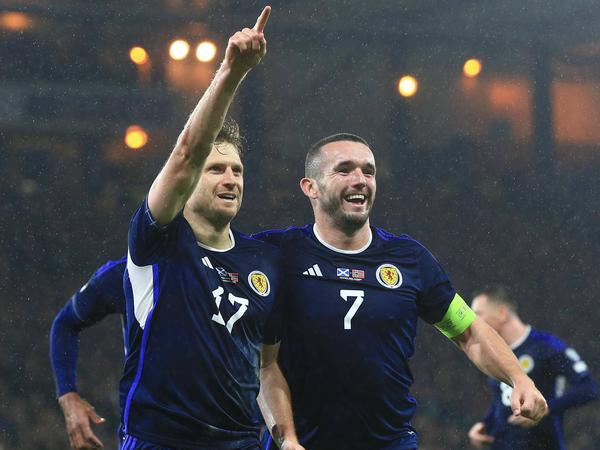 Grund zur Freude: Die beiden Schottland-Spieler Stuart Armstrong und John McGinn kurz nach dem Treffer zum 3:2 beim EM-Qualifikationsspiel gegen Norwegen. 