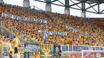 Auf einem Banner der Dresden-Fans war am Sonntag zu lesen: „Es gibt nur einen lächerlichen DFB...und zwei Geschlechter.“
