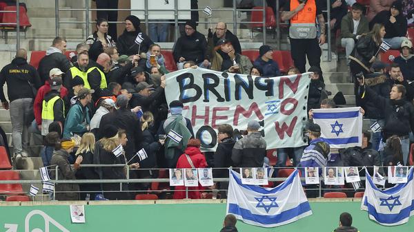 Ordner gehen in den Block der Fans aus Israel und verhindern das Zeigen von Transparenten.