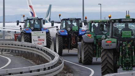 Die Traktor-Sternfahrt rund um den Frankfurter Flughafen führte zu Straßensperrungen und Behinderungen des Straßenverkehrs.