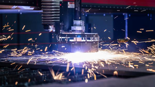 Ein Plasmaschneider schneidet in einem Stahlhandel aus einem Grobblech Teile aus. Immer mehr deutsche Unternehmen leiden unter Auftragsmangel. 