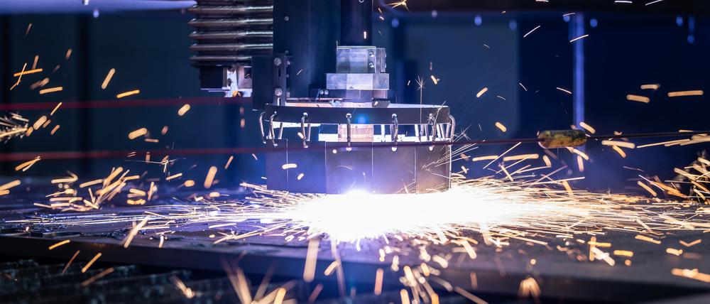 Ein Plasmaschneider schneidet in einem Stahlhandel aus einem Grobblech Teile aus. Immer mehr deutsche Unternehmen leiden unter Auftragsmangel. 