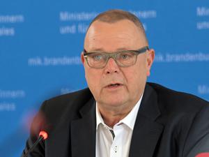 Brandenburgs Innenminister Michael Stübgen (CDU) spricht auf einer Pressekonferenz. 
