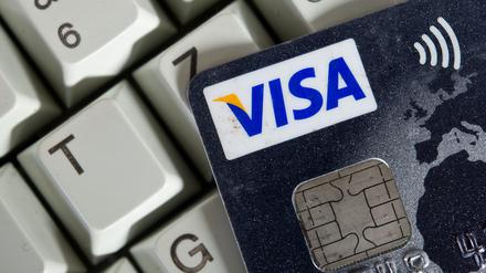 Eine Visa-Kreditkarte auf einer Tastatur. 