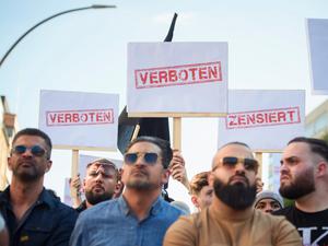 Demonstranten halten Schilder mit den Aufdrucken «Verboten» und «Zensiert» auf einer Kundgebung des islamistischen Netzwerks Muslim Interaktiv im Hamburger Stadtteil St. Georg in die Höhe. 