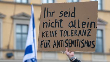 Ein Plakat bei einer Kundgebung für Israel auf dem Odeonsplatz in München.