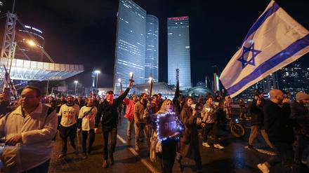 Israelische linke Demonstranten nehmen an einer Kundgebung gegen die neue rechtsgerichtete Regierung von Premierminister Benjamin Netanjahu teil.