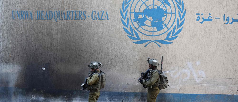 Israelische Soldaten vor dem UNRWA-Hauptquartier im Gazastreifen - keine andere Organisation ist nach Einschätzung vieler Experten strukturell in der Lage, die Zivilbevölkerung zu versorgen.. 
