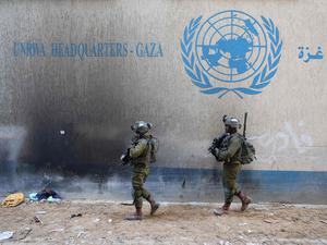 Israelische Soldaten vor dem UNRWA-Hauptquartier im Gazastreifen - keine andere Organisation ist nach Einschätzung vieler Experten strukturell in der Lage, die Zivilbevölkerung zu versorgen.. 