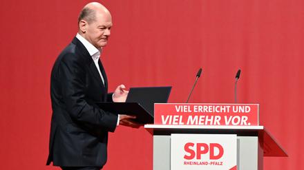 Bundeskanzler Olaf Scholz (SPD) geht zu seiner Rede während der Jahresauftaktveranstaltung der SPD Rheinland-Pfalz in der Halle 45 ans Rednerpult. 