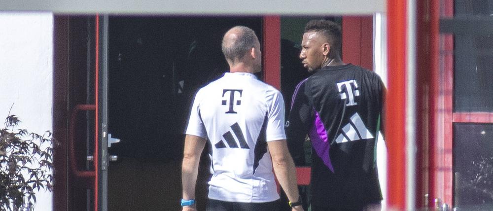 Abgang. Jerome Boateng (re.) auf dem Weg zum Geheimtraining des FC Bayern München.