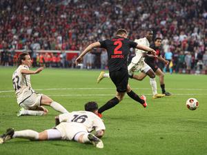 Josip Stanisic schießt das 2:2 und damit Bayer Leverkusen ins Finale.
