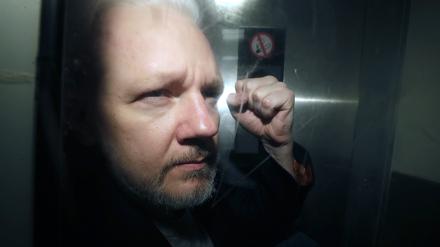 WikiLeaks-Gründer Julian Assange wird am 1. Mai 2019 aus dem Gerichtssaal geführt. 