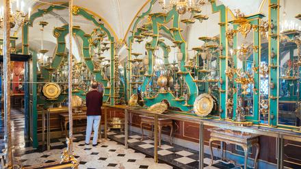 Ein Besucher schaut sich im Juwelenzimmer des Historischen Grünen Gewölbes im Residenzschloss um. 