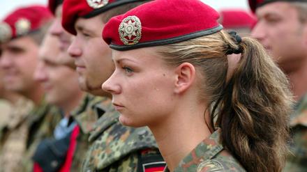 Männliche und weibliche Feldjäger der Bundeswehr des Streitkräftekommandos IV stehen auf dem Truppenübungsplatz der Rommelkaserne.