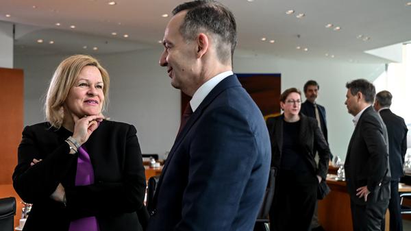 Bundesinnenministerin Nancy Faeser (SPD) und Verkehrsminister Volker Wissing (FDP) sollen Klüngeleivorwürfe in ihren Ministerien aufklären.