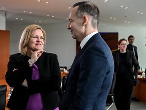 Bundesinnenministerin Nancy Faeser (SPD) und Verkehrsminister Volker Wissing (FDP) unterhalten sich vor der Sitzung des Bundeskabinetts im Bundeskanzleramt.