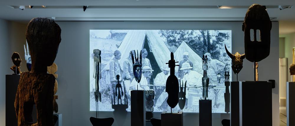 Kader Attias Installation „The Object‘s Interlacing“ von 2020 zeigt Kopien kolonialer Objekte aus dem Musée d’Orsay zusammen mit einem Film, in dem sich Experten zum Thema Restitution äußern.