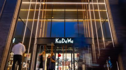 29.01.2024, Berlin: Die beleuchtete Logo des Kaufhaus des Westens (KaDeWe) ist an der Fassade angebracht. Die KaDeWe-Gruppe hat Insolvenz angemeldet. Der Betrieb der Häuser gehe aber weiter, teilte das Unternehmen mit. Foto: Monika Skolimowska/dpa +++ dpa-Bildfunk +++