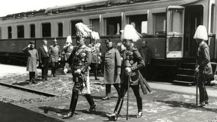 Kaiser Wilhelm II vor dem Kaiserzug auf dem Bahnhof Neustrelitz im Jahr 1914. 