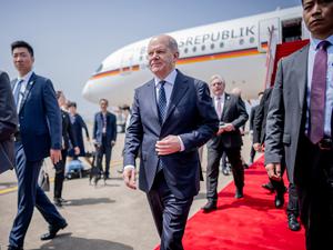Bundeskanzler Olaf Scholz (SPD) kommt am Flughafen von Shanghai an. Scholz befindet sich auf seiner dreitägigen Chinareise und trifft zum Abschluss Präsident Xi in Peking. 