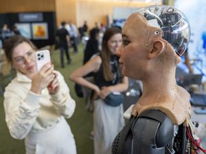 Der humanoide Roboter Sophia wird während des „AI for Good Global Summit“ vorgestellt. 